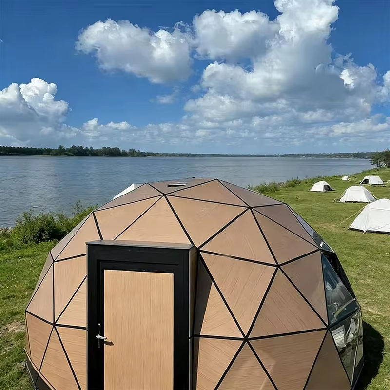 Dôme géodésique en verre et bois pour glamping, cabane de jardin extérieure pour complexe hôtelier,