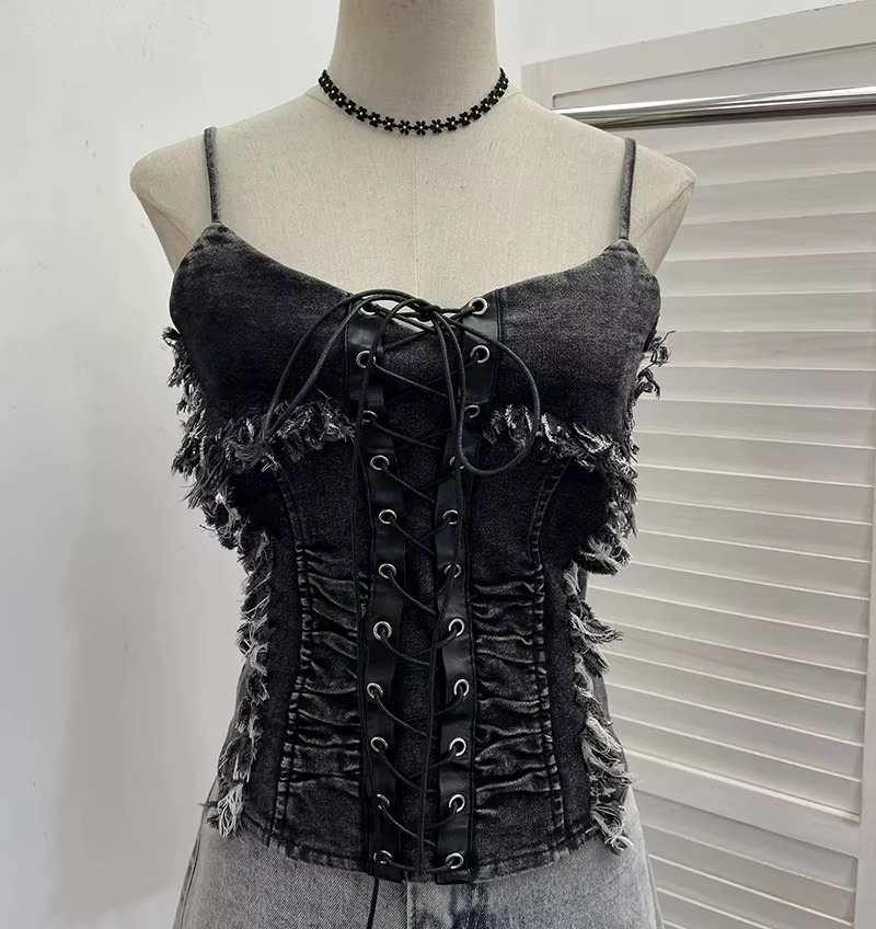 Débardeur court à lacets en denim vieilli vintage pour tenues superposées et bord brut