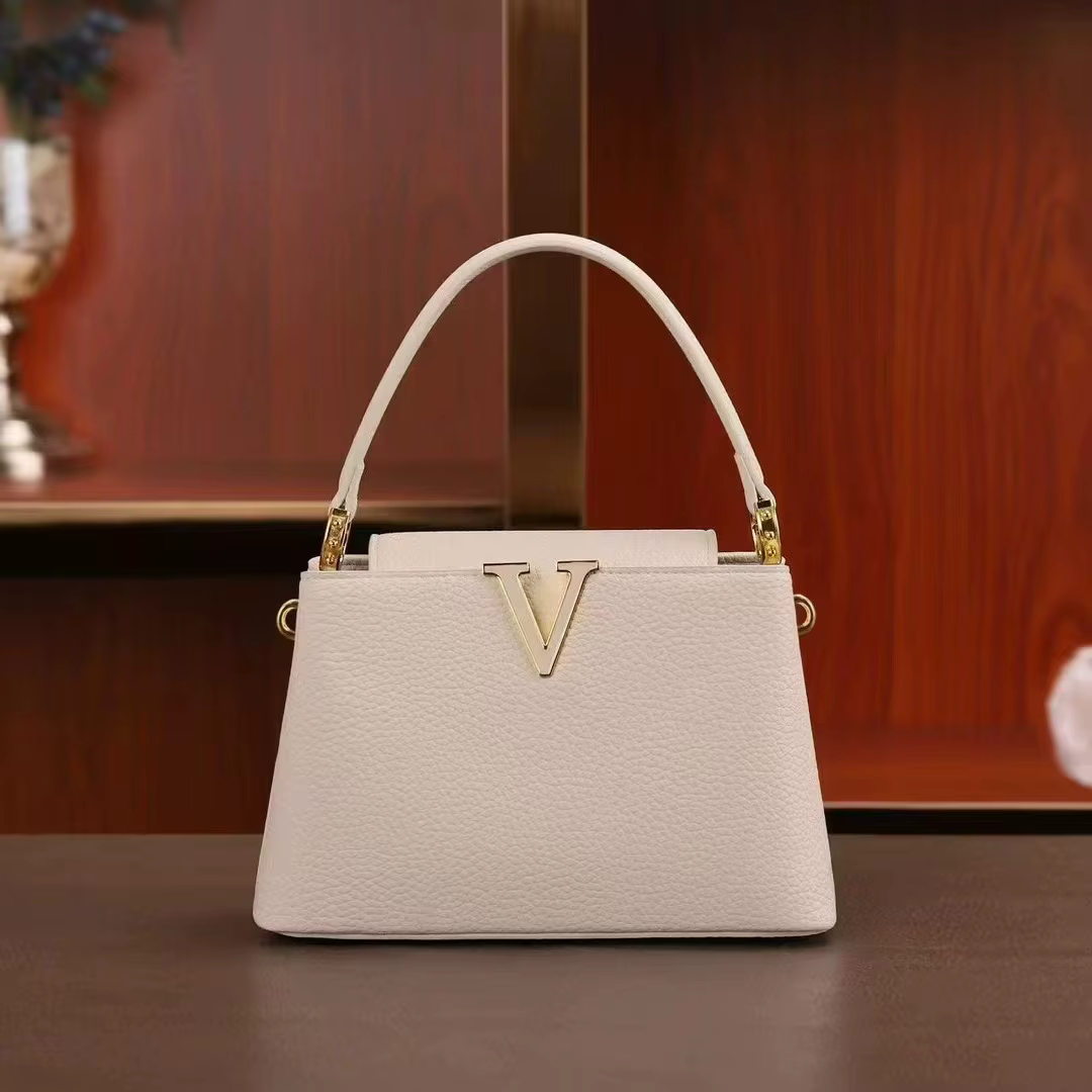 Un sac à bandoulière à la mode avec bretelles détachables et cuir à motifs de galets pour dames