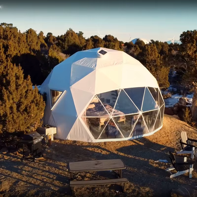 Tente dôme géodésique de luxe pour le glamping en plein air, abri rond pour le camping et l'hébergem