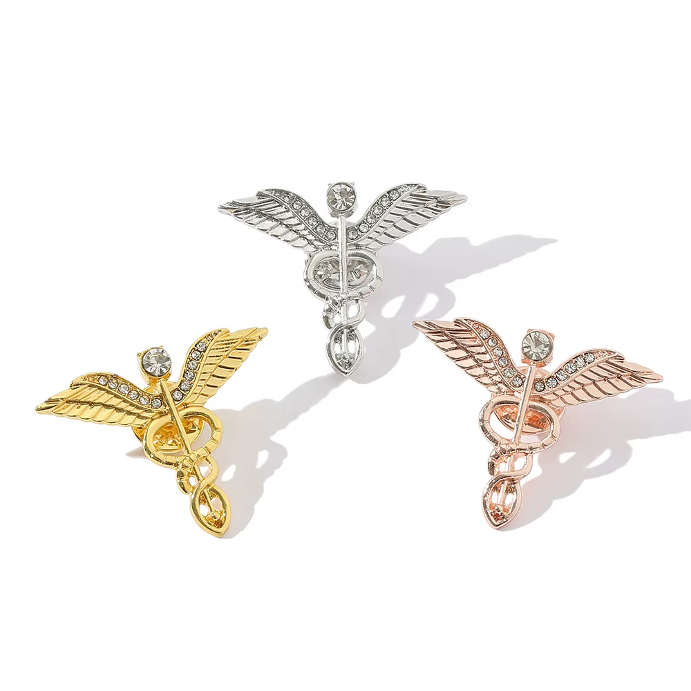 1 Ensemble d'accessoires de commerce extérieur : Broche aile personnalisée, Accessoires de poitrine 