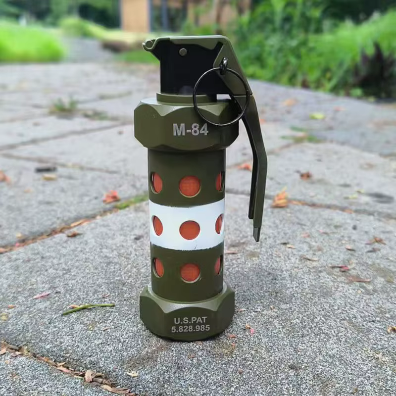 Lampe de survie tactique R5 M84 avec lumière LED stroboscopique, idéale pour le camping en extérieur