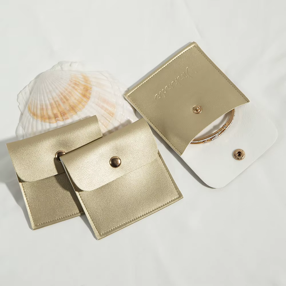 Pochette de luxe en cuir doré pour bijoux