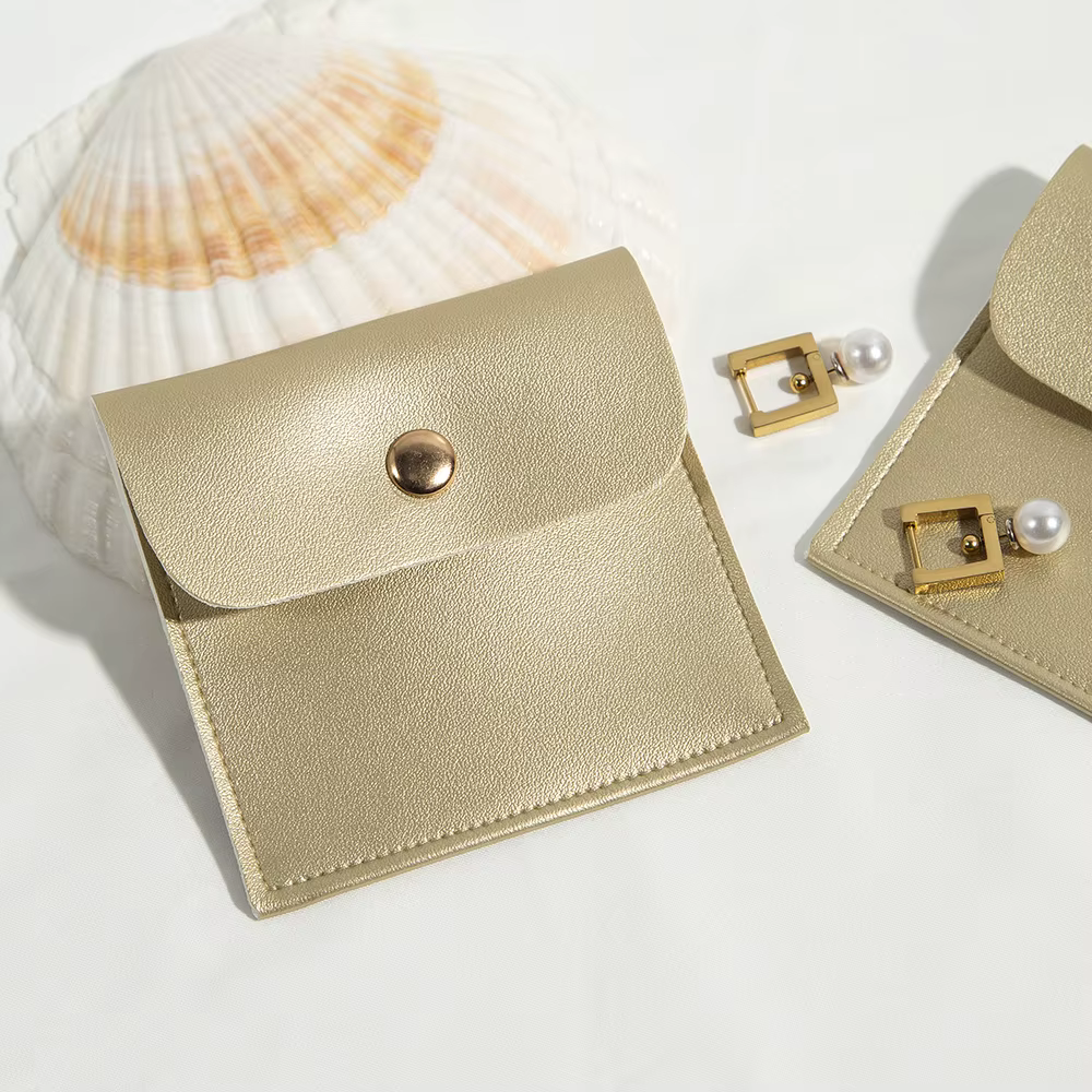 Pochette de luxe en cuir doré pour bijoux