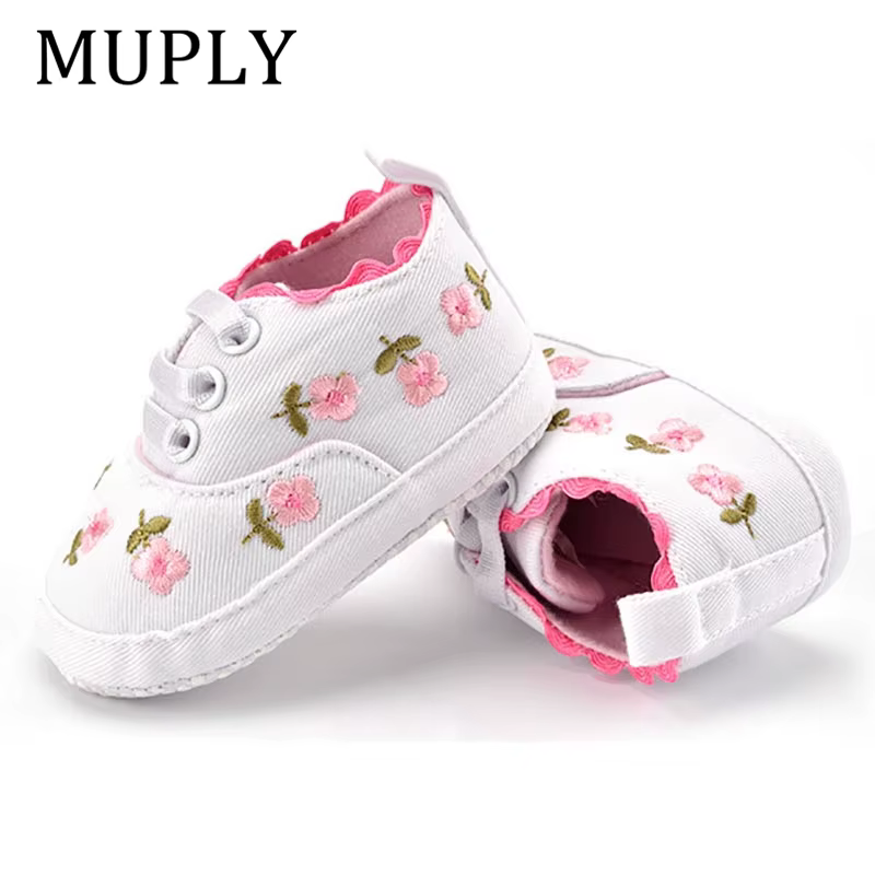 Chaussures souples brodées de fleurs en dentelle blanche pour bébé fille, souliers pour enfant, nouveau-né, marche, premiers pas