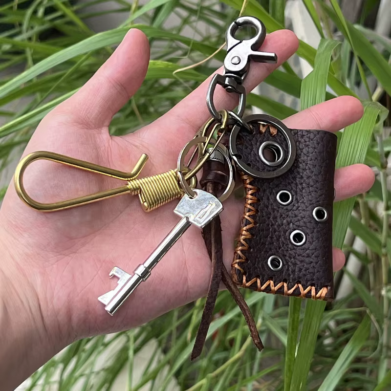 Accessoires de mode originaux : Porte-clés en cuir véritable, Décoration de jean, Pendentif métallique pour sac à dos en laiton et acier inoxydable