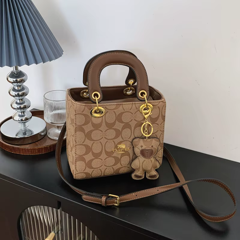 Sac de Luxe pour Femme 2026 Nouveau Sac à Main Monogramme Classique Vintage Sac Fourre-tout Bandoulière Tendance pour Dames avec Breloque Ours