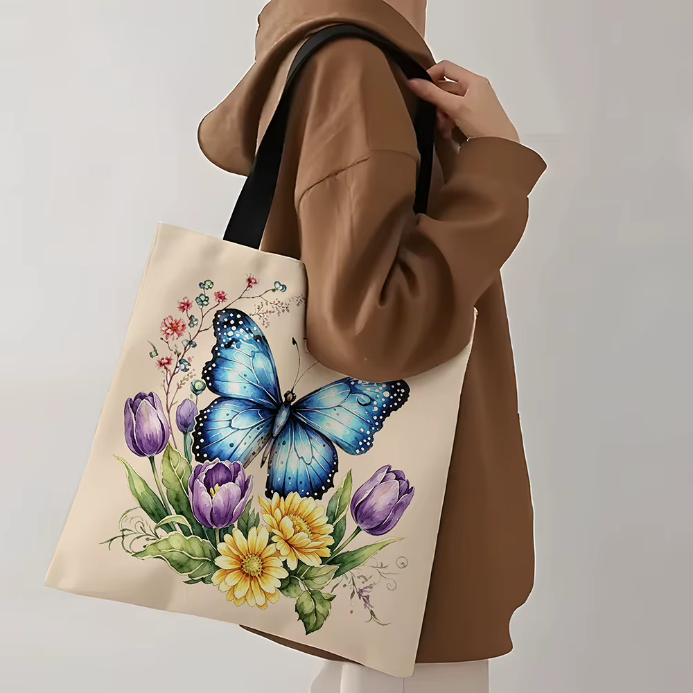 Sac fourre-tout en toile bleu aquarelle avec motif floral de papillons – Imprimé botanique vibrant avec des tulipes, des marguerites et des brindilles sauvages, écologique