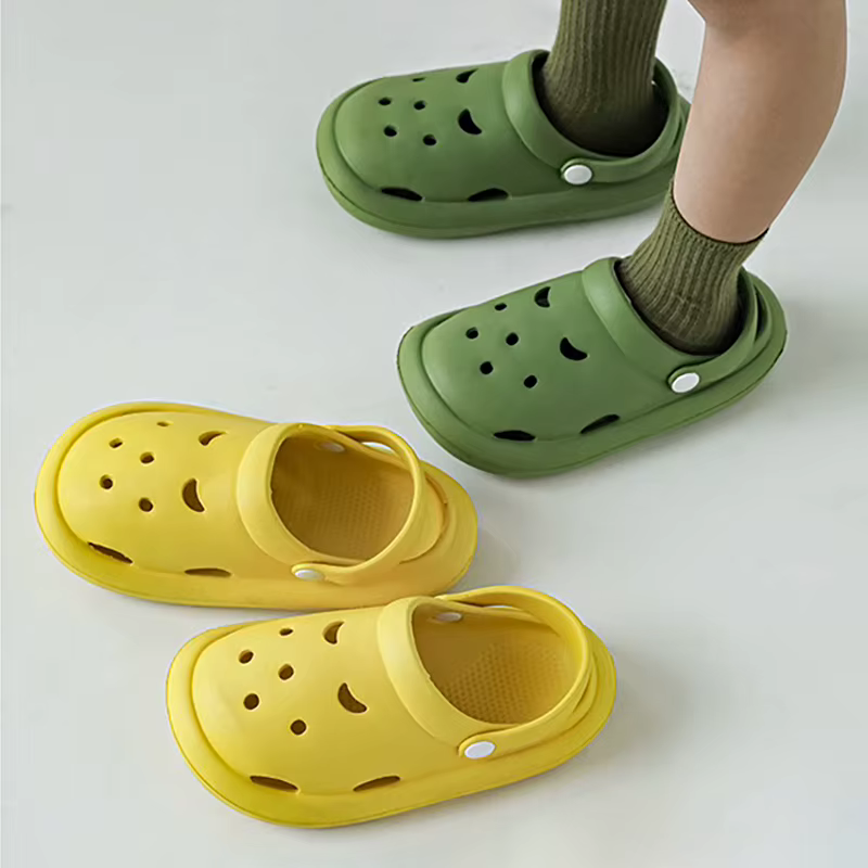 Chaussures de jardin pour garçons et filles, sandales pour enfants, pantoufles d'extérieur antidérapantes résistantes à l'usure, peuvent ajouter des breloques de noël et d'halloween