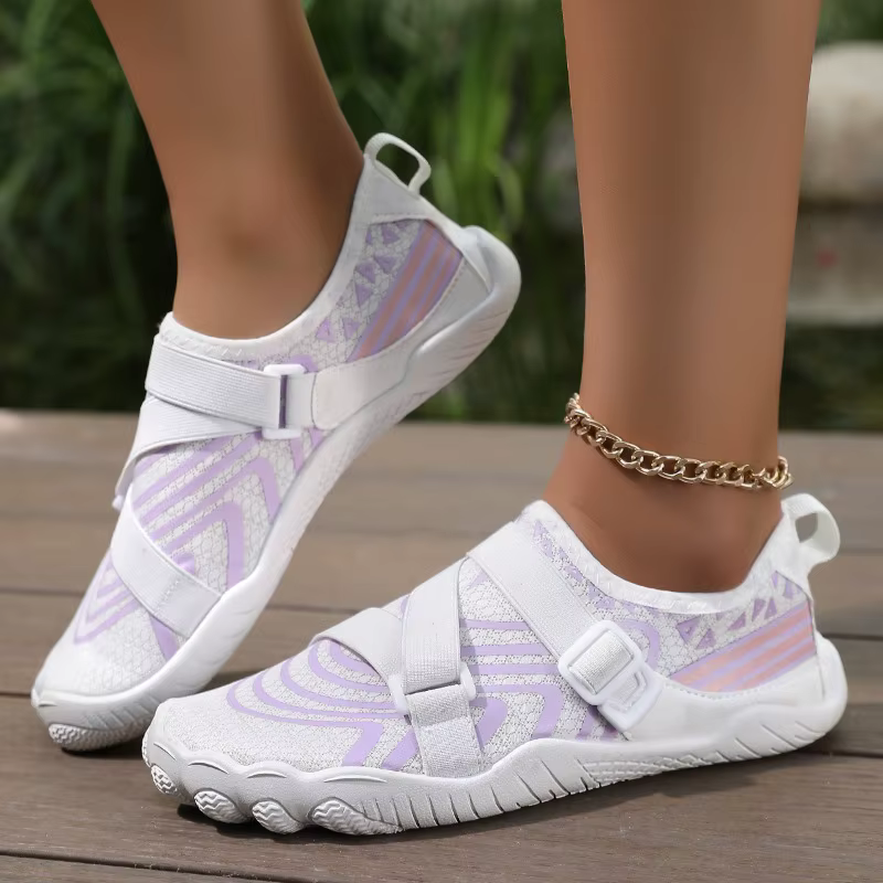 Chaussures aquatiques légères à rayures beiges, chaussures pieds nus antidérapantes à sangle réglable pour les vacances à la plage, tenues décontractées quotidiennes