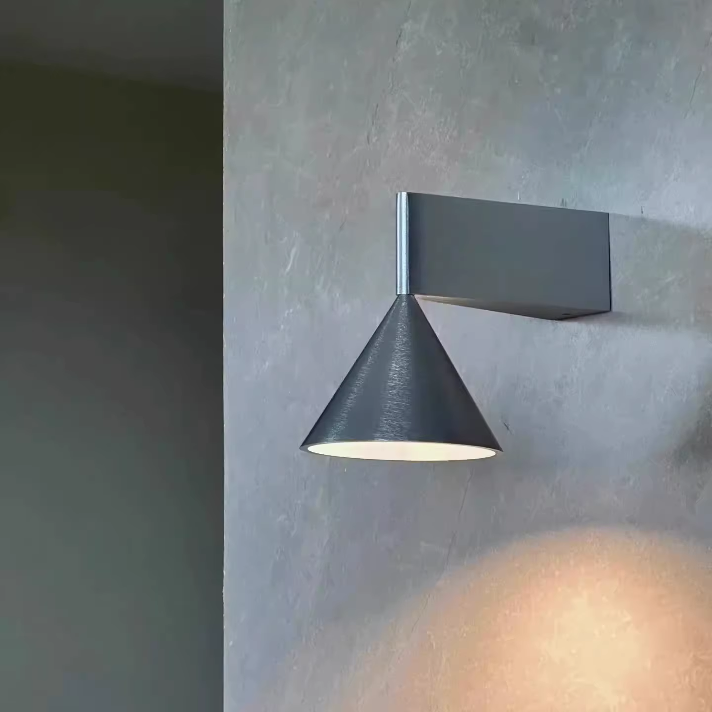 Petite lampe murale en métal, design nordique, brossée, créative, pour salon, bureau, salle à manger, lampe murale conique personnalisée