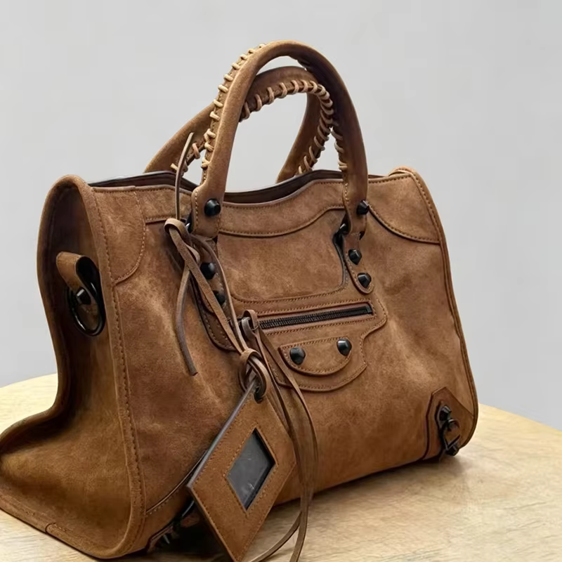 Sacs à main 2026 Nouvelle Tendance Hiver Sacs de Voyage en Faux Daim Sacs Moto Tendance pour Femme Sacs Bandoulière de Luxe pour Femme