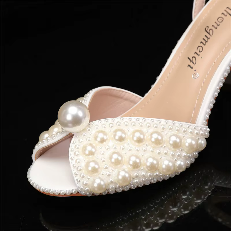 Chaussures de luxe pour femmes 2026 Nouveaux talons hauts de créateur à talon épais et bouche peu profonde, sandales à perles pour femmes, chaussures de mariage, chaussures de demoiselle d'honneur