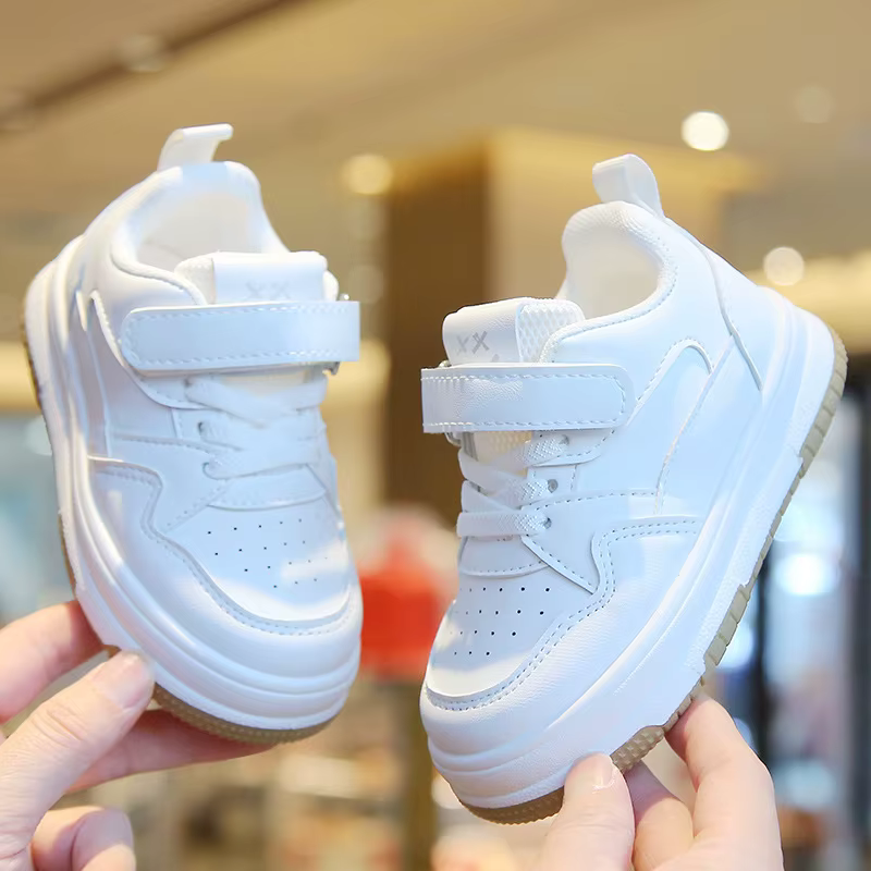 Chaussures blanches pour enfants printemps et automne chaussures de sport pour enfants anti-dérapant léger garçons chaussures de planche semelle souple bébé chaussures décontractées
