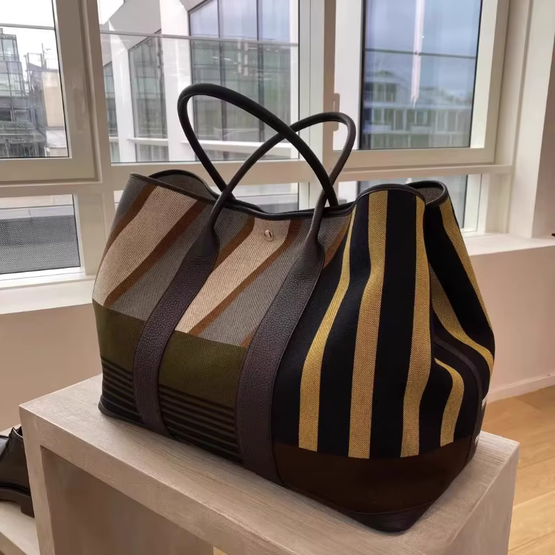 Sac fourre-tout de luxe en toile rayée avec bordure en cuir et poignées roulées