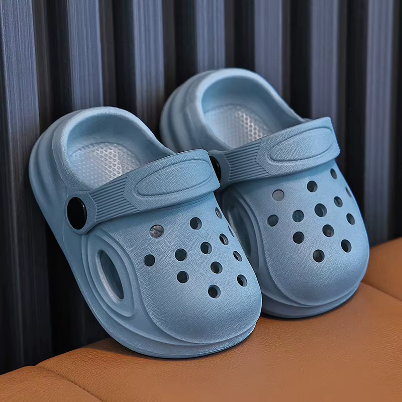 Pantoufles pour enfants pour garçons et filles, chaussures à bout doux et antidérapantes pour bébé pour usage domestique et extérieur, chaussures perforées, salut d'été