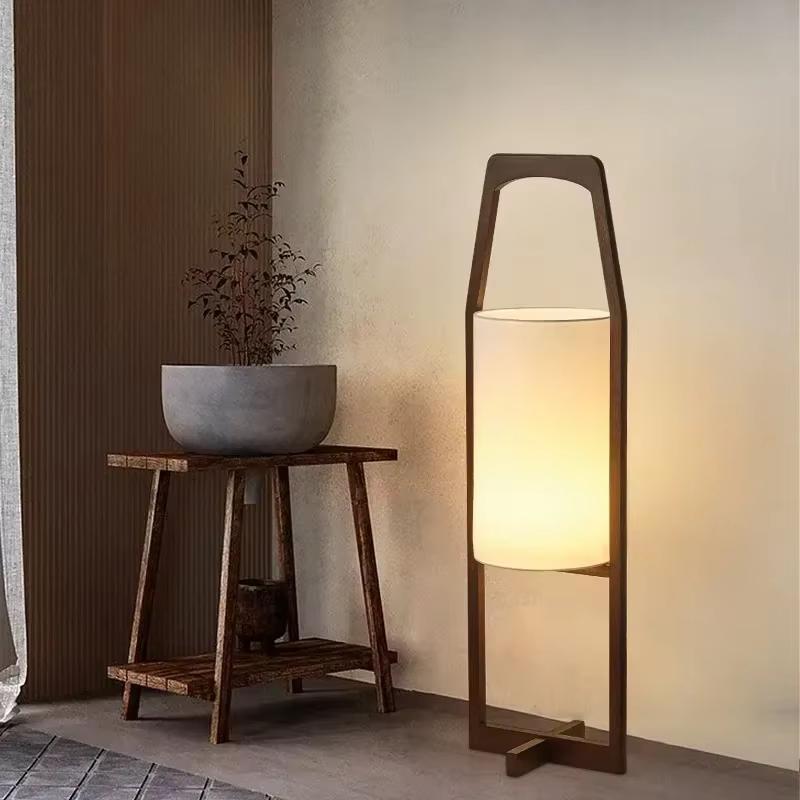 Lampe LED verticale autoportante en bois au design nordique moderne