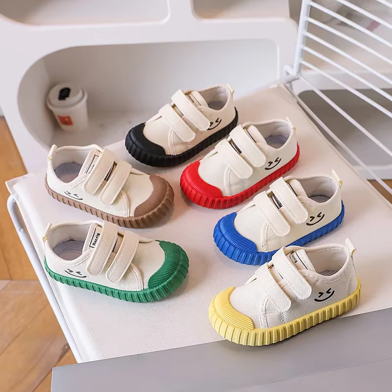 Chaussures en toile pour enfants Version coréenne visage souriant chaussures décontractées printemps garçons filles chaussures académie maternelle confortable quotidien