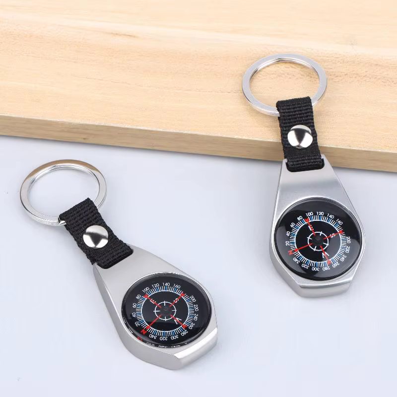 Accessoire de camping et de randonnée en plein air : porte-clés boussole en métal durable avec mousqueton.
