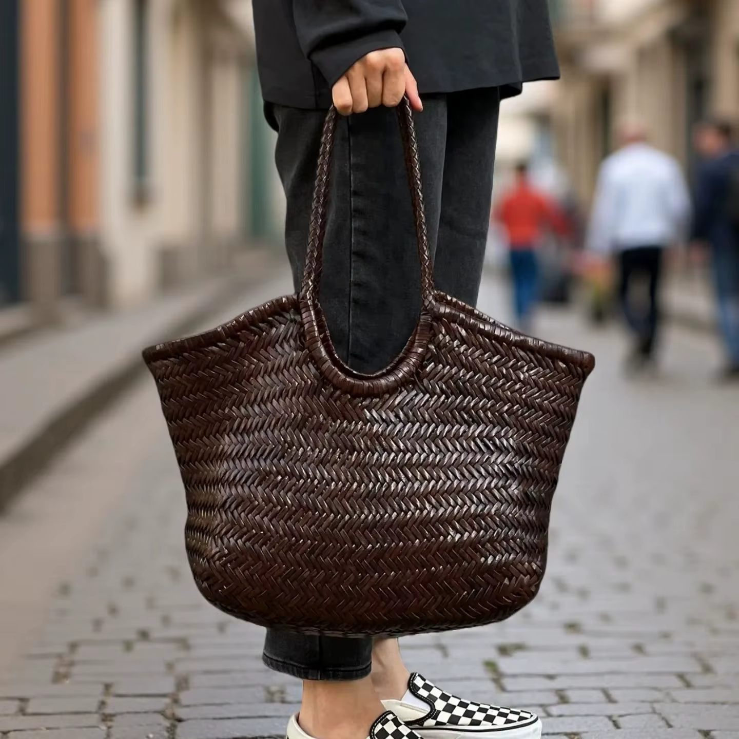 Sac fourre-tout en cuir pleine fleur tressé à la main pour femme, sac de shopping tendance grande capacité, sac à bandoulière design de luxe, style panier de légumes
