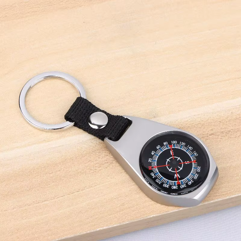 Accessoire de camping et de randonnée en plein air : porte-clés boussole en métal durable avec mousqueton.