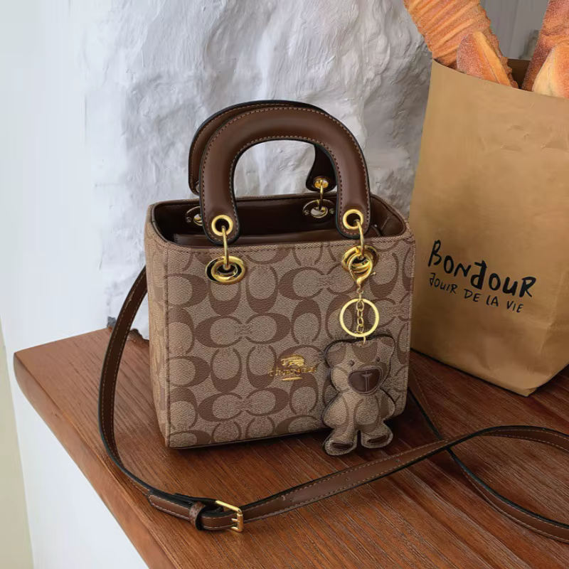 Sac de Luxe pour Femme 2026 Nouveau Sac à Main Monogramme Classique Vintage Sac Fourre-tout Bandoulière Tendance pour Dames avec Breloque Ours