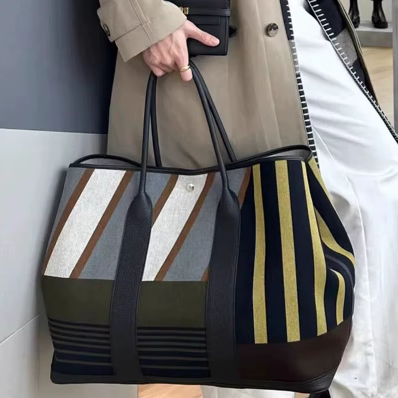 Sac fourre-tout de luxe en toile rayée avec bordure en cuir et poignées roulées