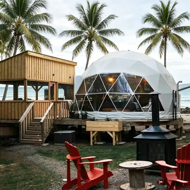 Dôme géodésique en verre et bois pour glamping