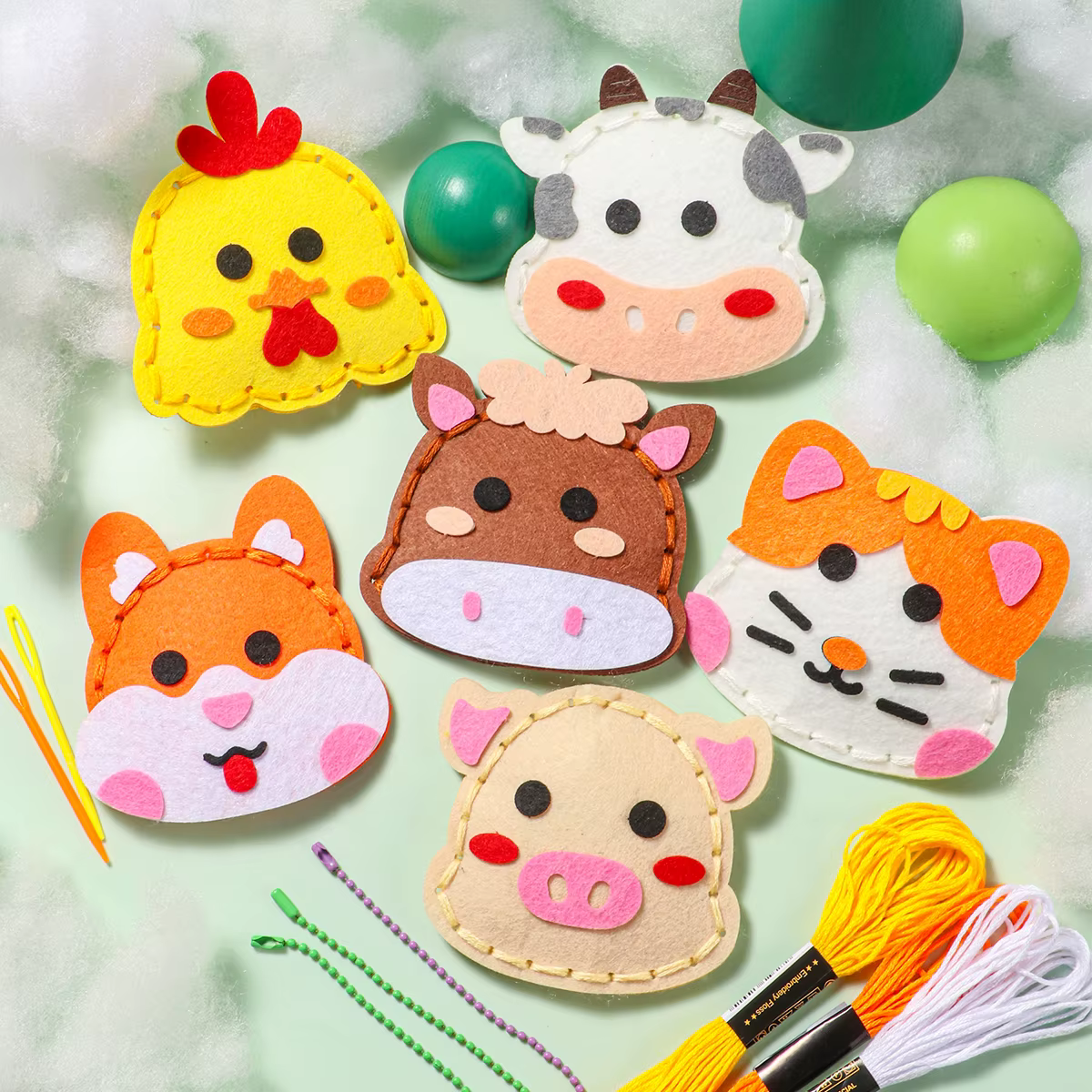 Kit de couture d'animaux de ferme DIY de 6 pièces ; Kit de couture à la main pour débutant ; Pendentif de sac d'école d'animal de dessin animé mignon de vache, cheval, poulet ; Naissance