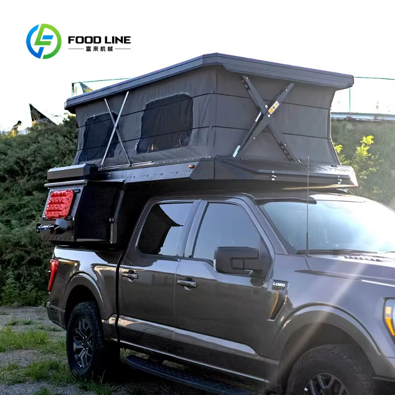 Camper pick-up tout-terrain personnalisé avec système de tiroirs extractibles et auvent pour le camping en zone isolée