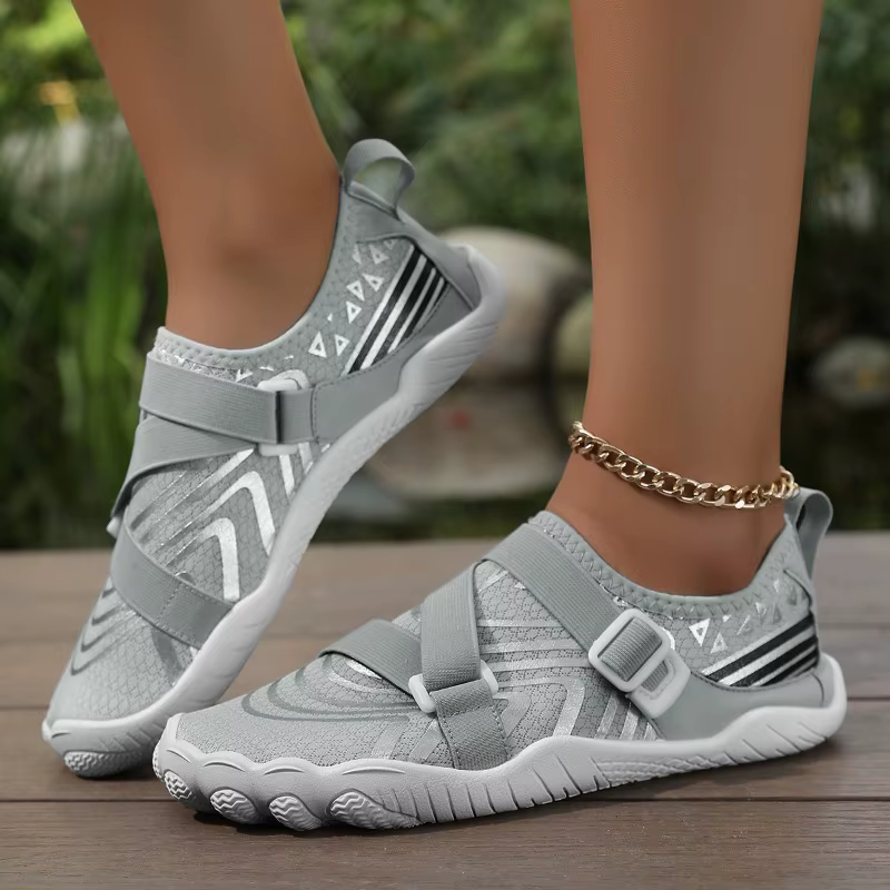 Chaussures aquatiques légères à rayures beiges, chaussures pieds nus antidérapantes à sangle réglable pour les vacances à la plage, tenues décontractées quotidiennes