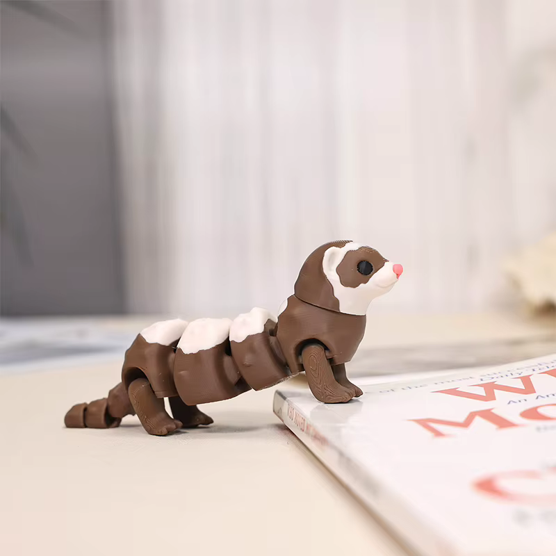 Figurine de furet articulée – Animal en peluche articulé marron et blanc de 8 cm, poseable à collectionner pour la décoration de bureau