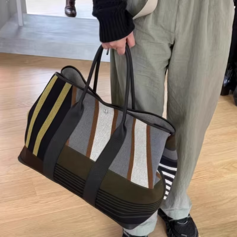 Sac fourre-tout de luxe en toile rayée avec bordure en cuir et poignées roulées
