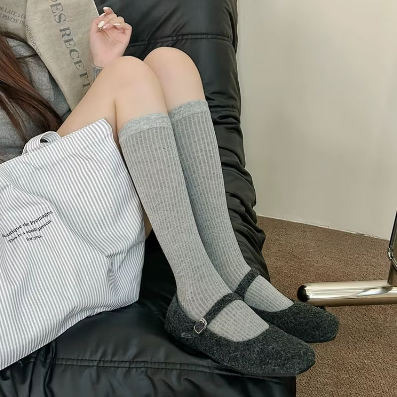 Chaussettes rouges 2025 mode couleur unie noir blanc gris chaussettes longues bas femmes mode japonaise coton tricoté chaussettes à tube moyen