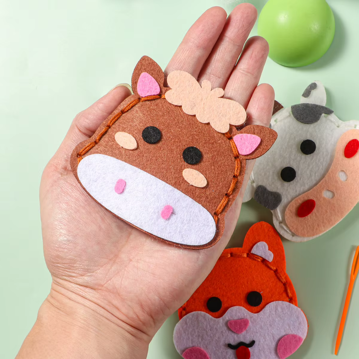 Kit de couture d'animaux de ferme DIY de 6 pièces ; Kit de couture à la main pour débutant ; Pendentif de sac d'école d'animal de dessin animé mignon de vache, cheval, poulet ; Naissance