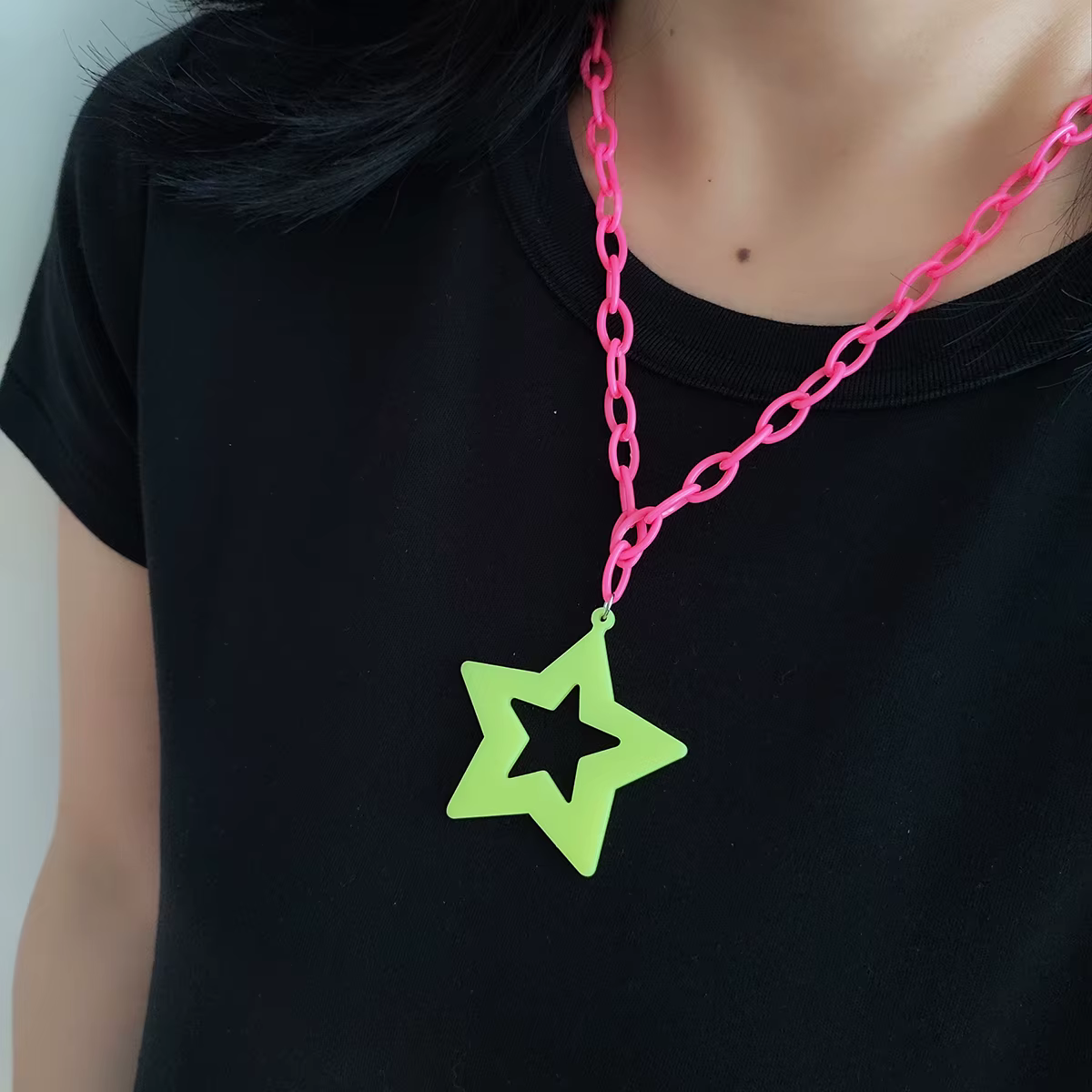 Rock hip-hop, personnalité exagérée, pendentif étoile fluorescente en acrylique, pull long, collier chaîne, accessoire de décoration pour femmes