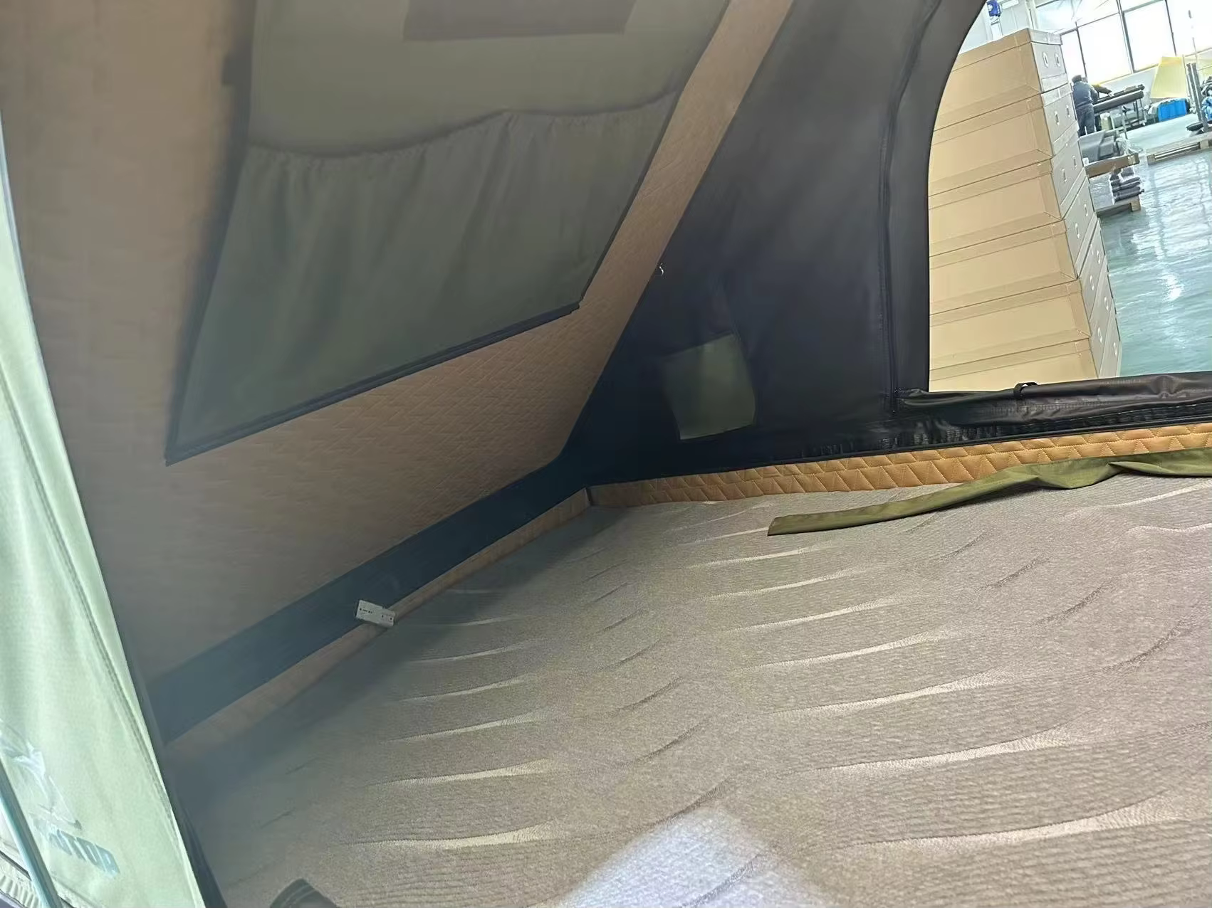 Tente triangulaire de luxe à coque rigide à trois allées et sol épais avec ventilateur d'extraction