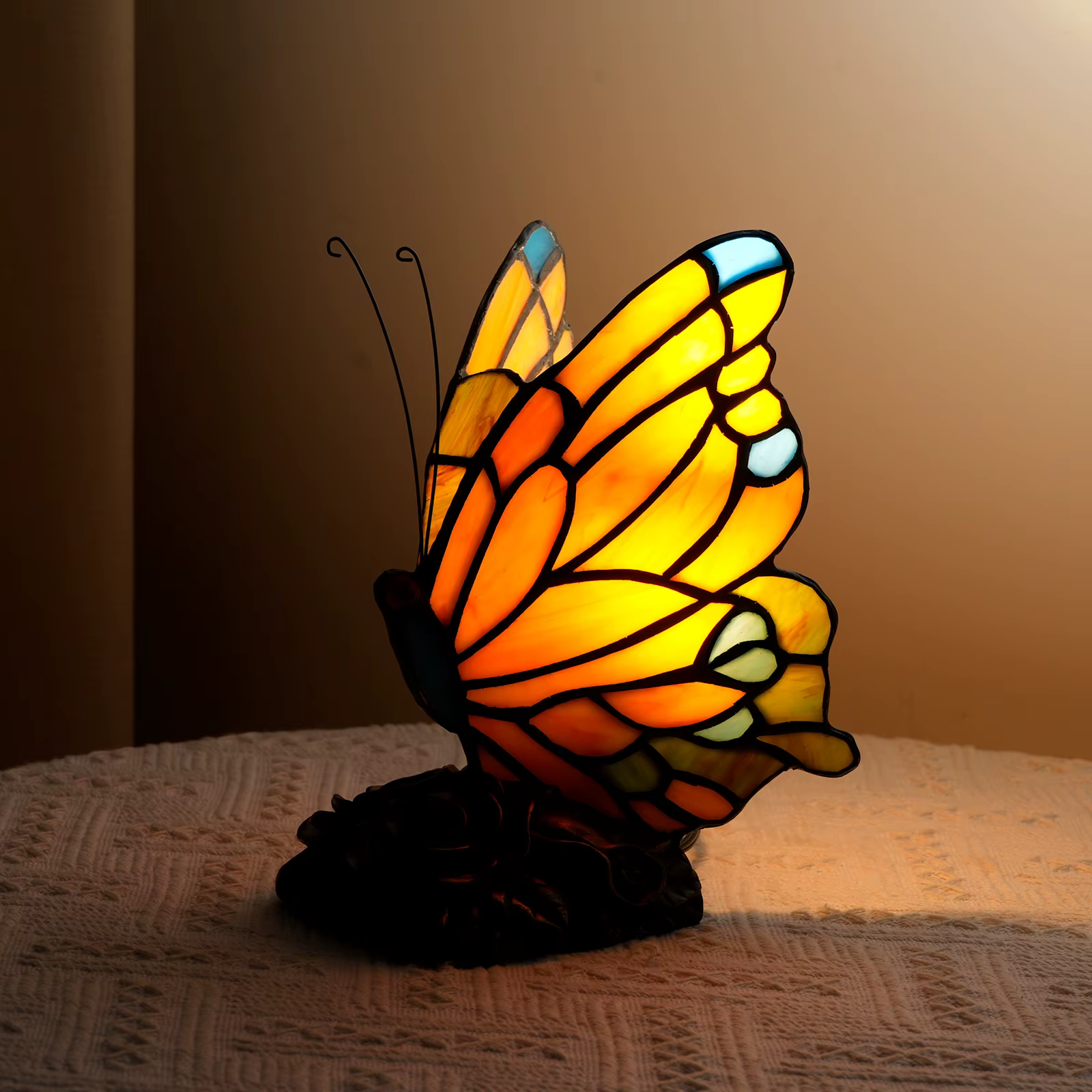 Lampe de table d'appoint en verre Tiffany style papillon orange, lampe de chevet, lampe de nuit, abat-jour fait main pour chambre à coucher, salon