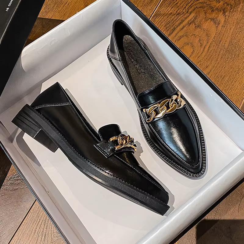 Nouvelles chaussures pour femmes, chaussures décontractées en cuir tendance, style preppy, chaussures à talons hauts avec chaîne, chaussures à bout pointu pour filles, mocassins à enfiler