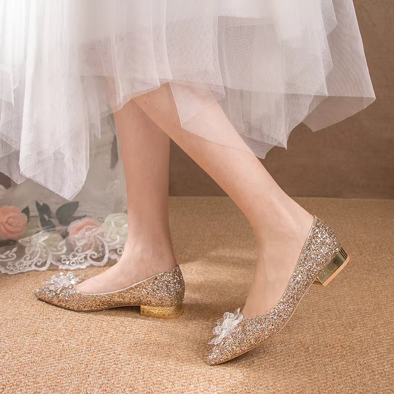 Escarpins confortables à talons bas pour femmes, chaussures de mariage élégantes à paillettes argentées et brillantes, chaussures de fête à fleurs, grande taille