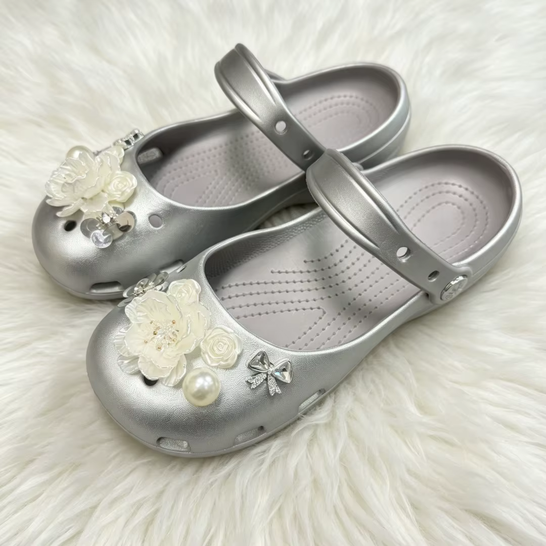 Chaussures de danse de ballet perforées, nouvelle collection printemps 2026, sandales à camélia argenté ajourées à enfiler, chaussures paresseuses