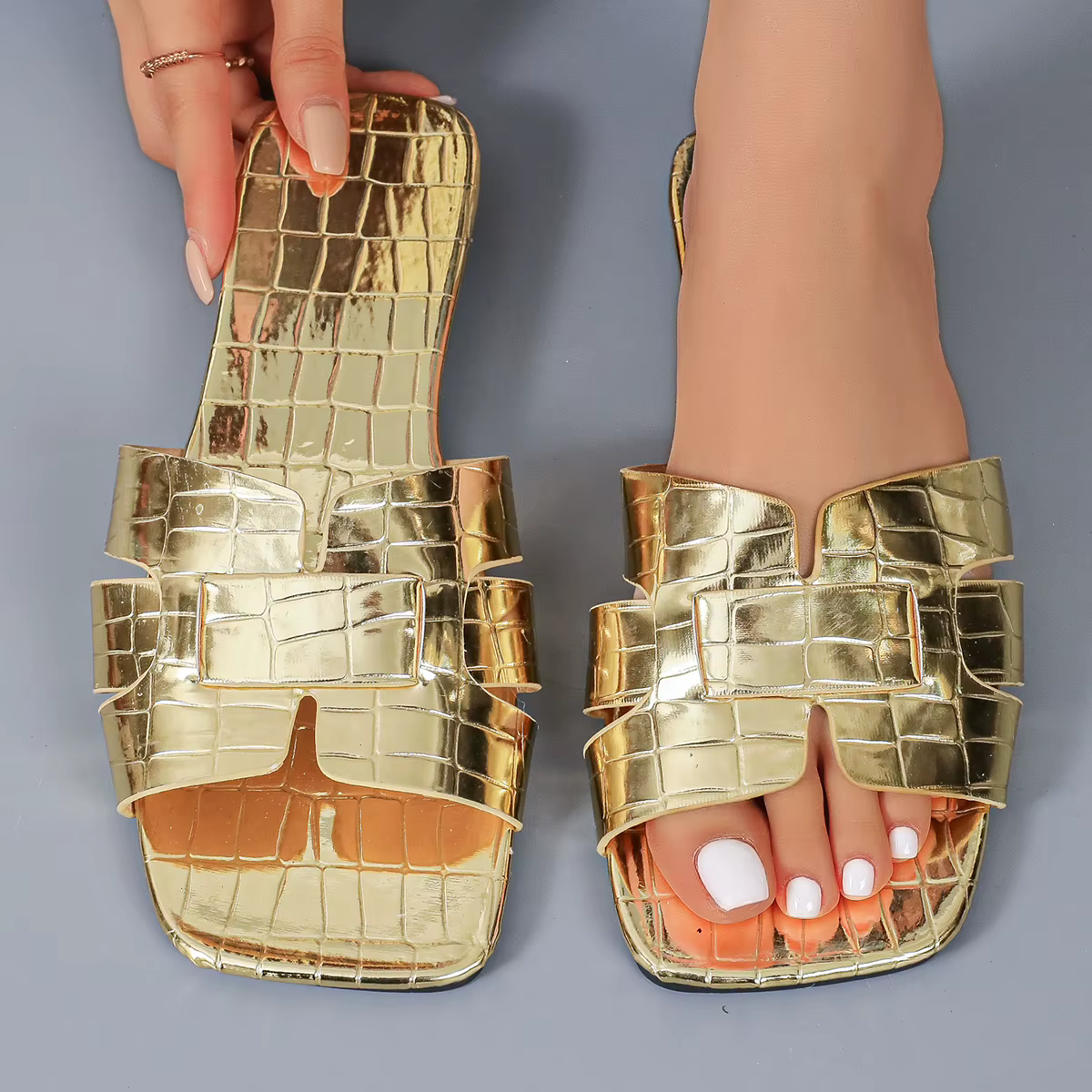 Sandales plates élégantes pour femmes, pantoufles dorées, été 2026, légères, à bout ouvert, antidérapantes, chaussures de plage d'extérieur, tongs pour femmes