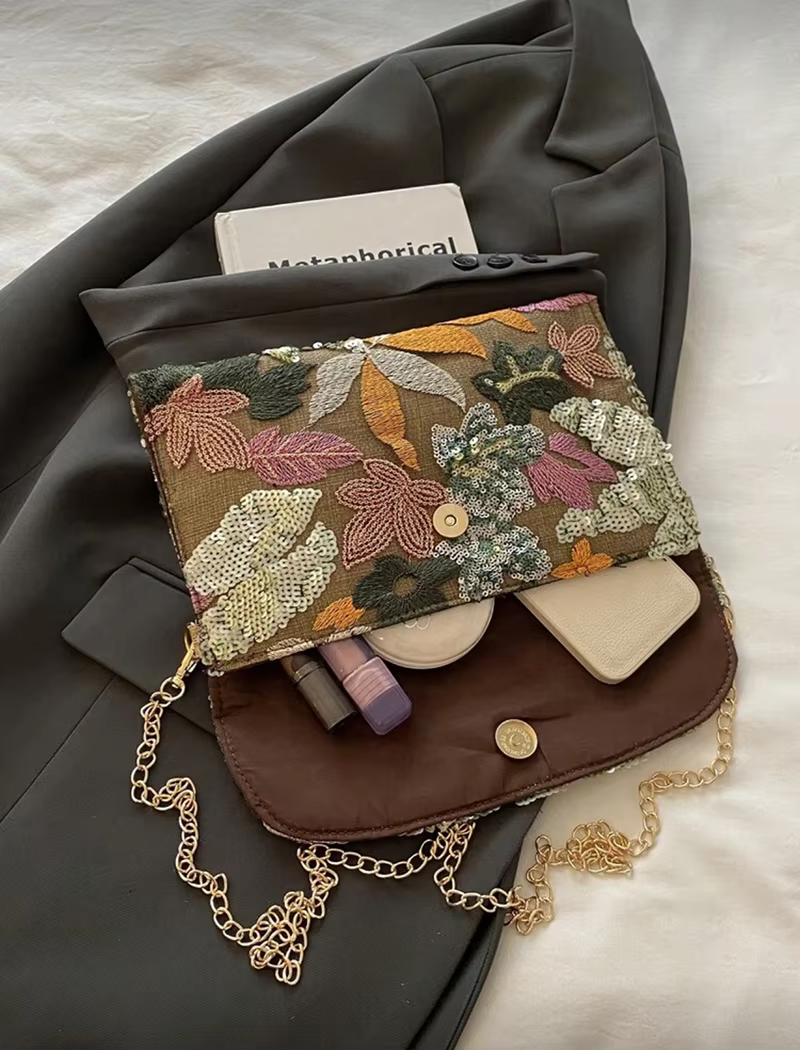 Sac enveloppe brodé de sequins à motifs floraux