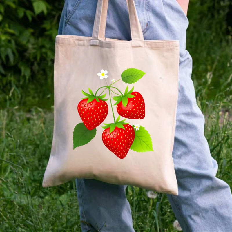 Sac fourre-tout en toile à motif fraise crème avec feuilles vertes et fleurs blanches