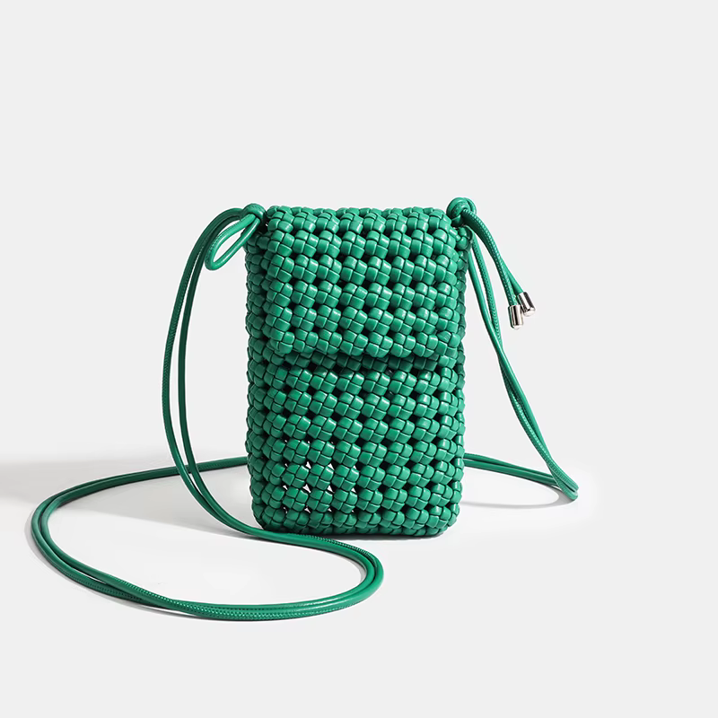 2025 sacs à bandoulière mode niche tissé sac à bandoulière populaire de cette année sac creux de haute qualité pour femmes