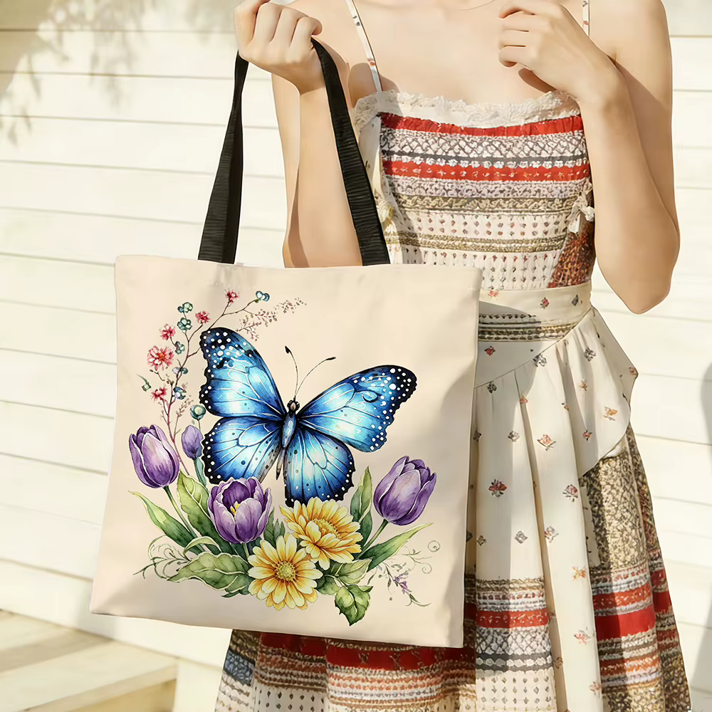 Sac fourre-tout en toile bleu aquarelle avec motif floral de papillons – Imprimé botanique vibrant avec des tulipes, des marguerites et des brindilles sauvages, écologique
