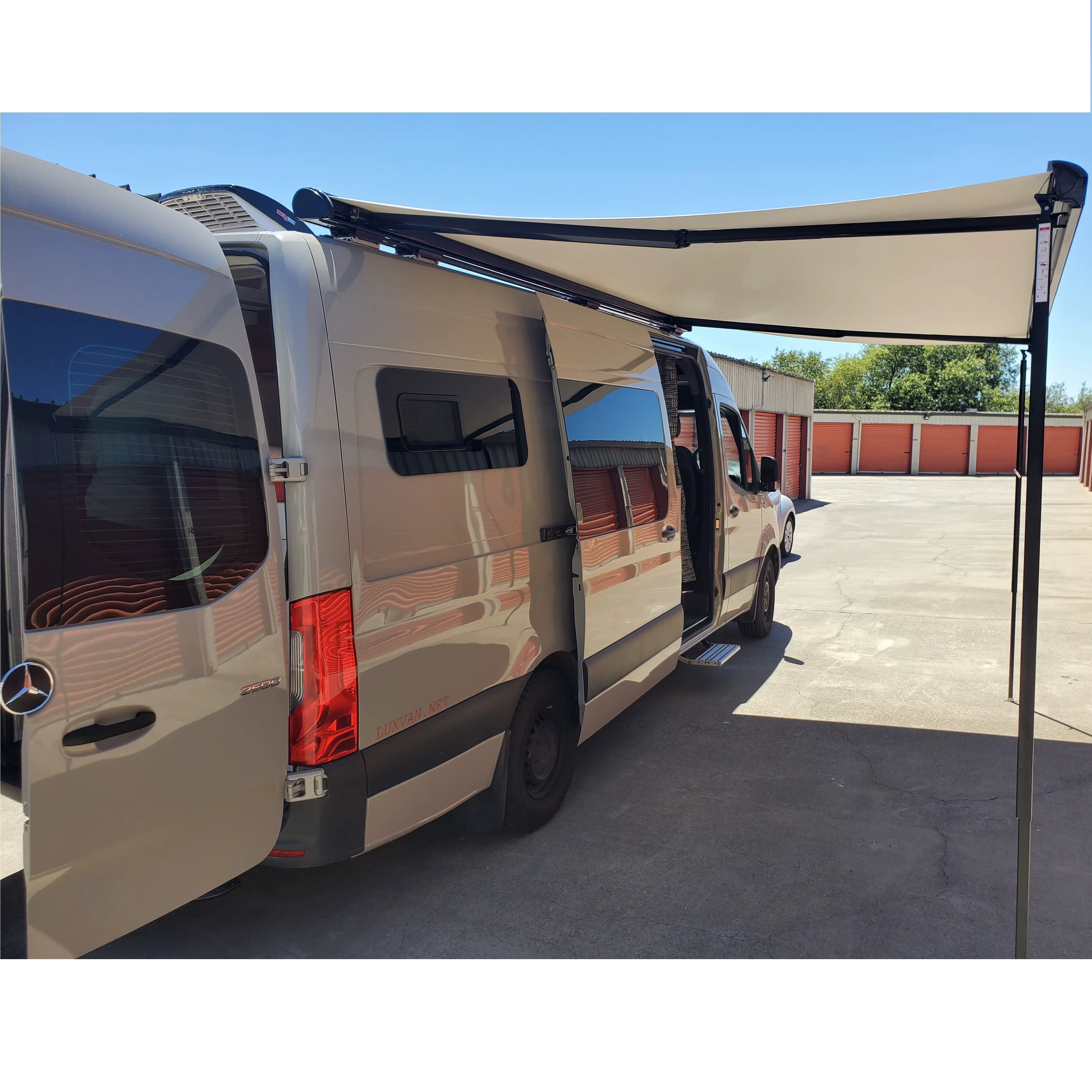 Auvent motorisé Awnlux pour camping-car