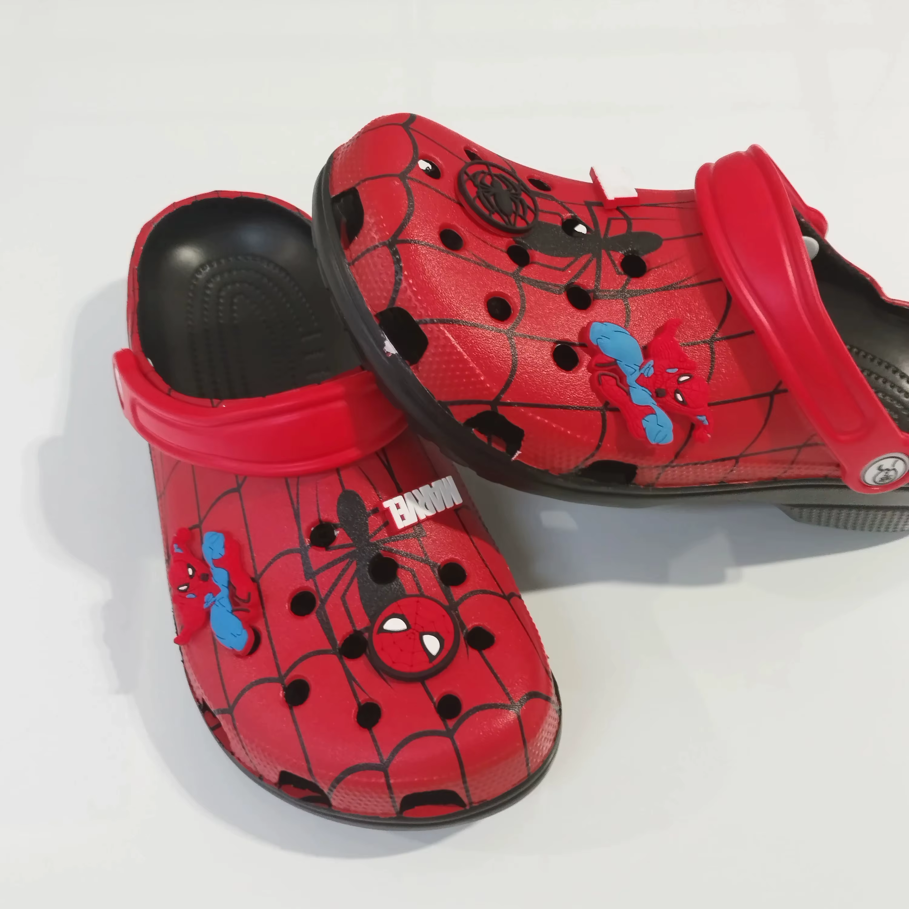 Pantoufles de dessin animé Spider-Man, sandales de plage antidérapantes, pantoufles mignonnes en EVA à bout fermé, pantoufles de loisirs à la maison, cadeaux pour garçons et filles.
