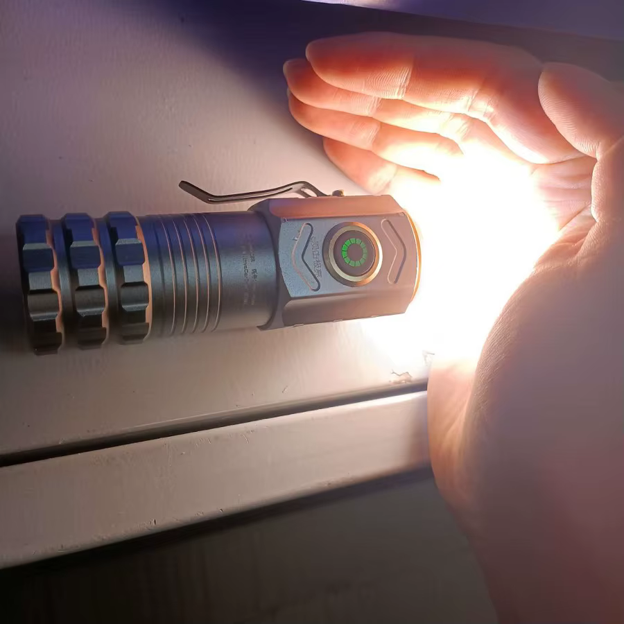 Meilleure vente Mini lampe de poche 18500 torche Ultra puissante 30000lumen