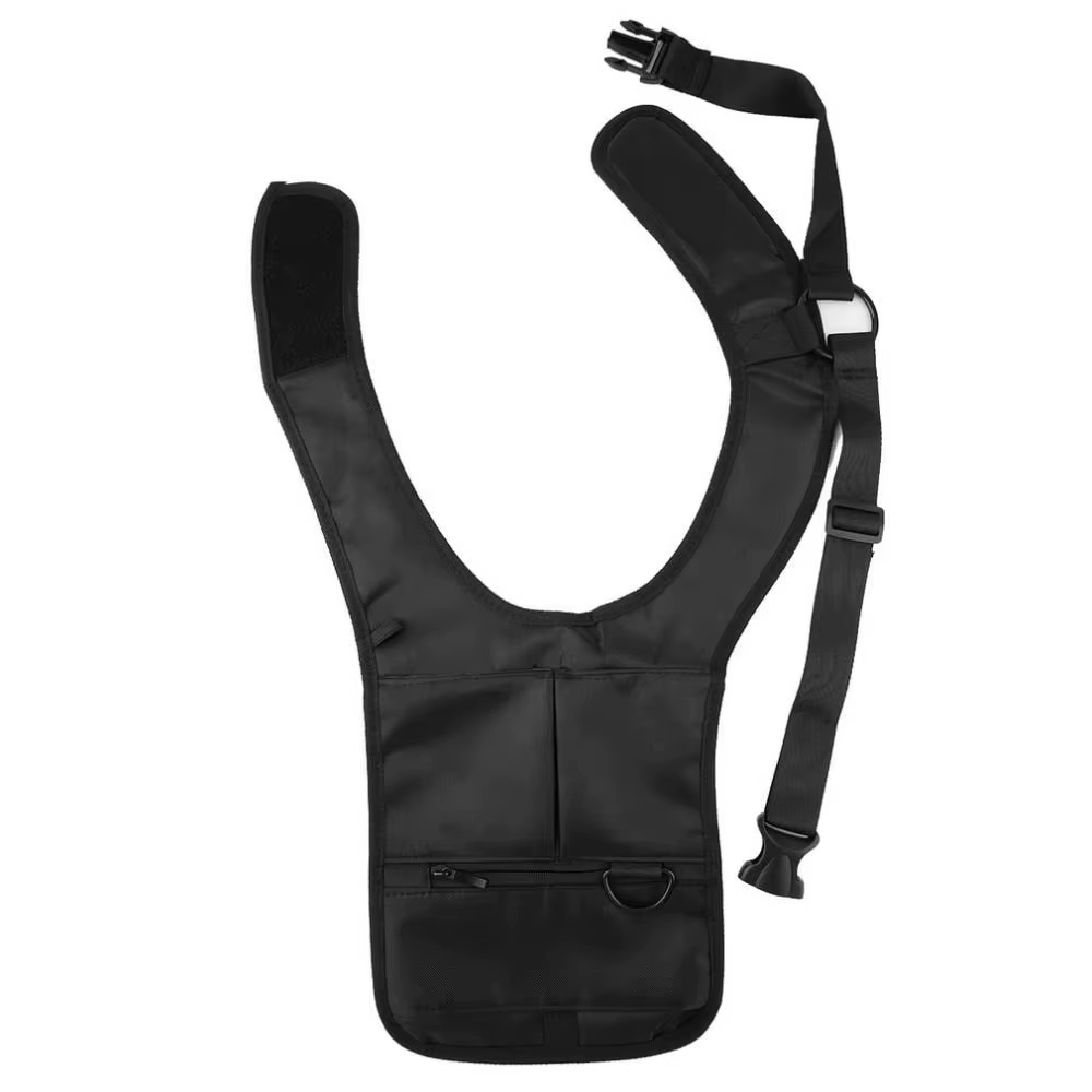 Sac bandoulière noir dissimulé sous le bras